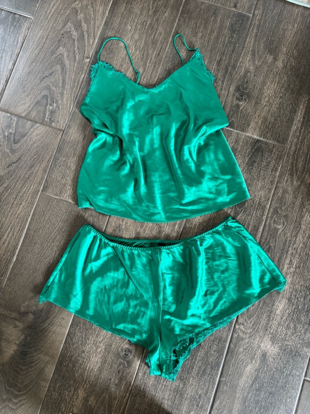 Victoria’s Secret / Green Pajama Cami Top & Shorts Set Lace